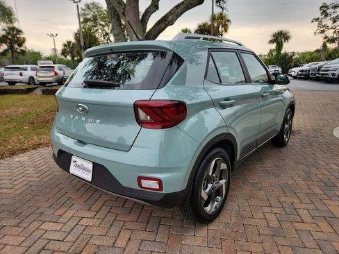 Used 2025 Hyundai Venue Limited FWD image 5