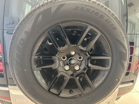 Used 2025 Land Rover Defender 110 S image 22