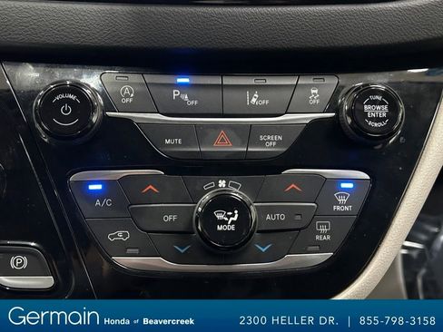 Used 2023 Chrysler Pacifica Touring-L image 26