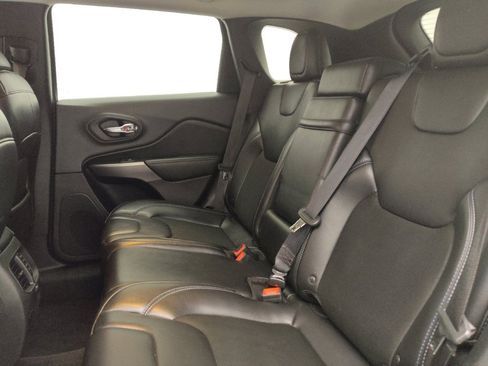 Used 2019 Jeep Cherokee Latitude Plus w/ Cold Weather Group AWD/4WD image 18