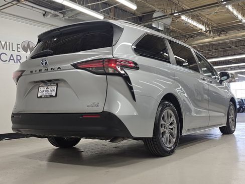 Used 2021 Toyota Sienna XLE w/ XLE Plus Package image 27