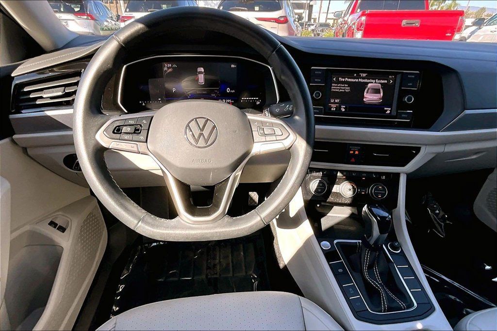 Used 2024 Volkswagen Jetta SE w/ Panoramic Sunroof Package FWD image 7