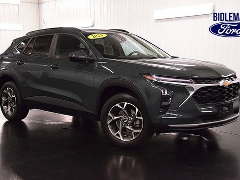 Used 2025 Chevrolet Trax LT w/ Driver Confidence Package FWD image 1