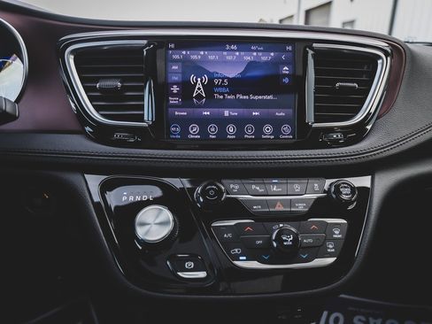 Used 2020 Chrysler Pacifica Limited image 2