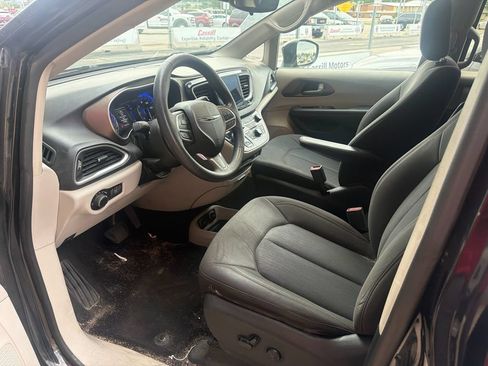Used 2018 Chrysler Pacifica Touring w/ Tire & Wheel Group FWD image 2