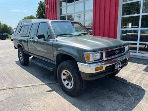 Used 1993 Toyota Pickup Deluxe image 2