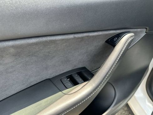 Used 2021 Tesla Model Y Long Range AWD/4WD image 17