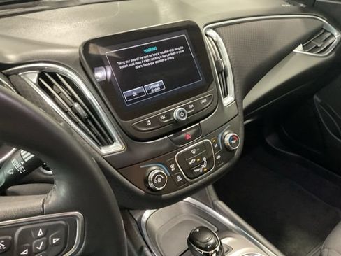Used 2017 Chevrolet Malibu LT FWD image 23