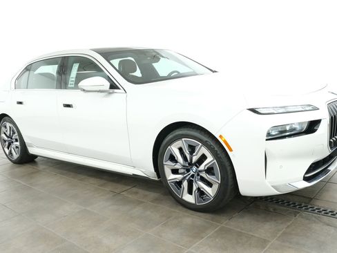 Used 2023 BMW i7 xDrive60 w/ Executive Package 2 AWD/4WD image 6