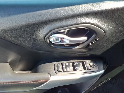 Used 2017 Jeep Cherokee Trailhawk image 13