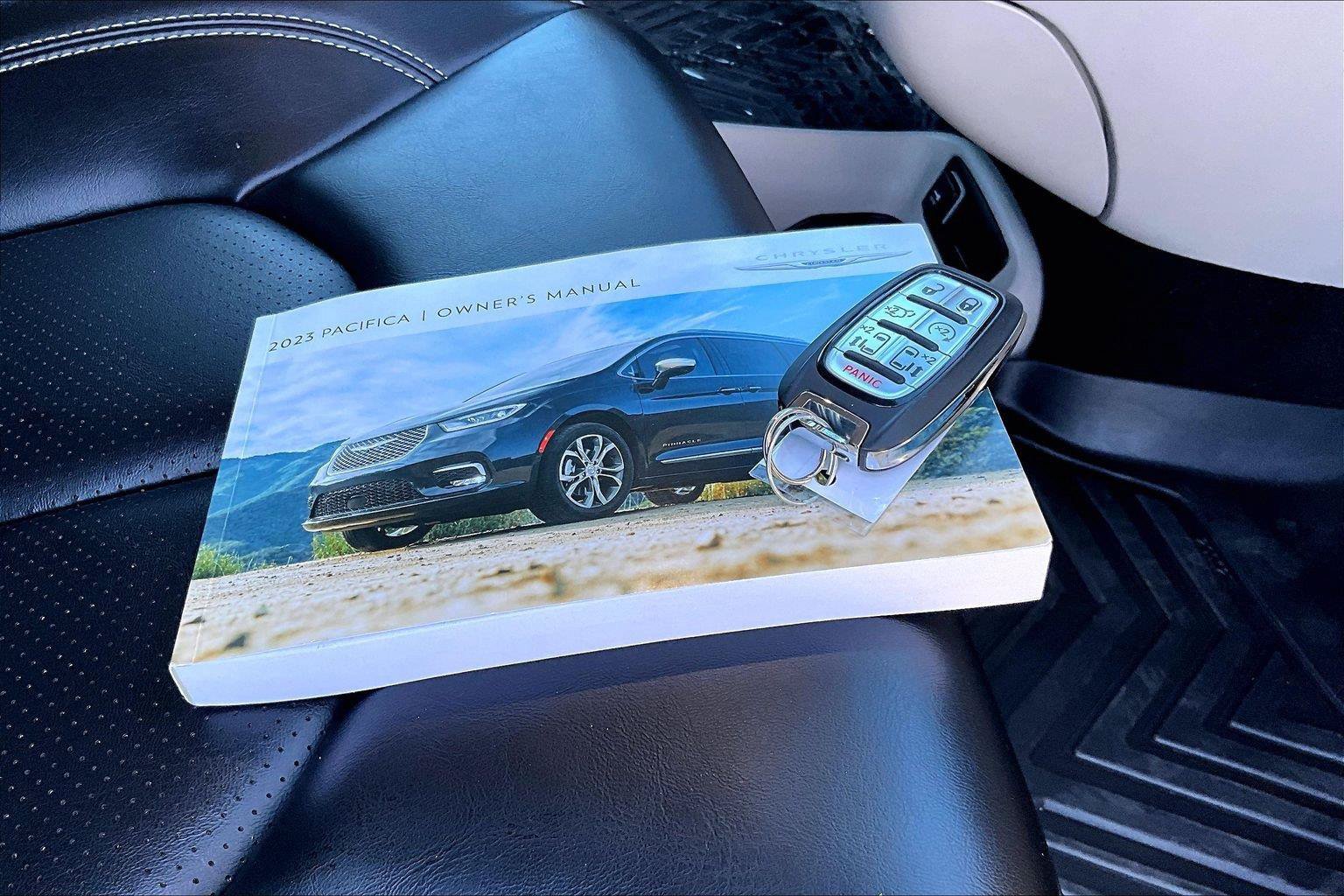 Used 2023 Chrysler Pacifica Touring-L AWD/4WD image 11