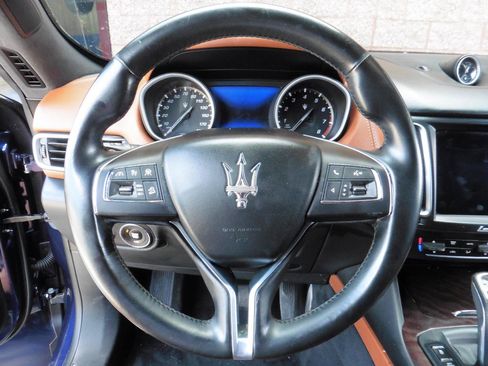 Used 2019 Maserati Levante GranLusso AWD/4WD image 6