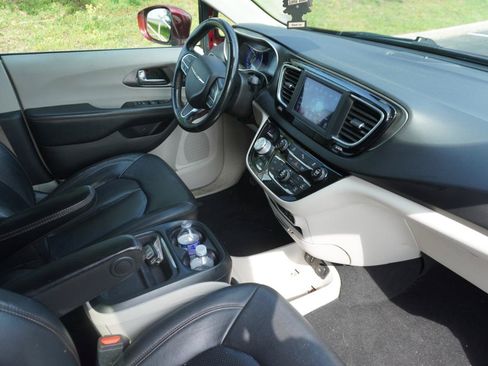 Used 2020 Chrysler Pacifica Touring-L FWD image 18