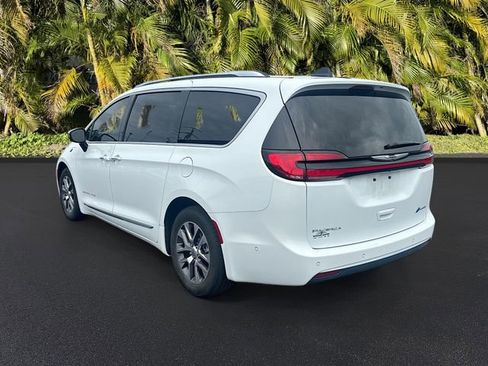 Used 2023 Chrysler Pacifica Pinnacle FWD image 4