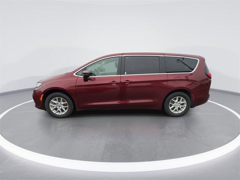 Used 2023 Chrysler Pacifica Touring-L image 5