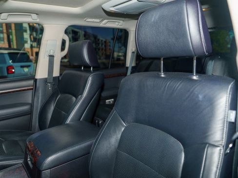 Used 2013 Toyota Land Cruiser image 11