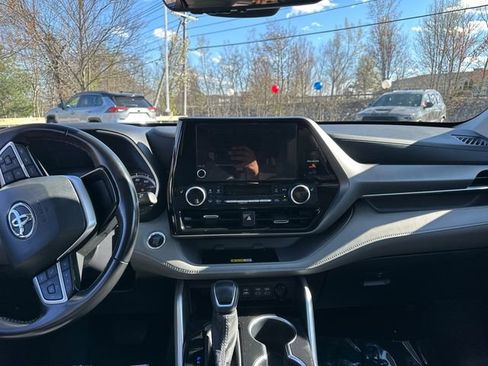 Used 2024 Toyota Highlander XLE AWD/4WD image 25