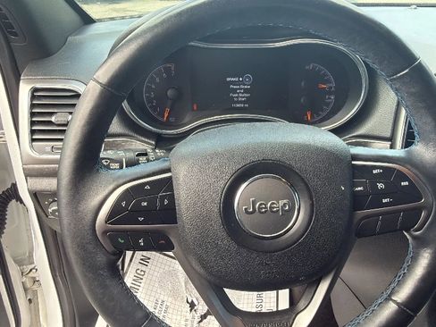 Used 2018 Jeep Grand Cherokee Laredo AWD/4WD image 17
