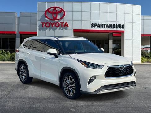 Used 2021 Toyota Highlander Platinum FWD image 1