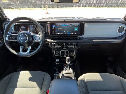 Used 2025 Jeep Wrangler Unlimited Sahara AWD/4WD image 35