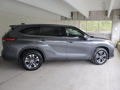 Used 2021 Toyota Highlander XLE AWD/4WD image 6