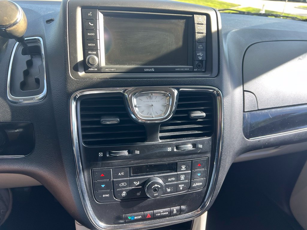 Used 2014 Chrysler Town & Country Touring-L FWD image 48