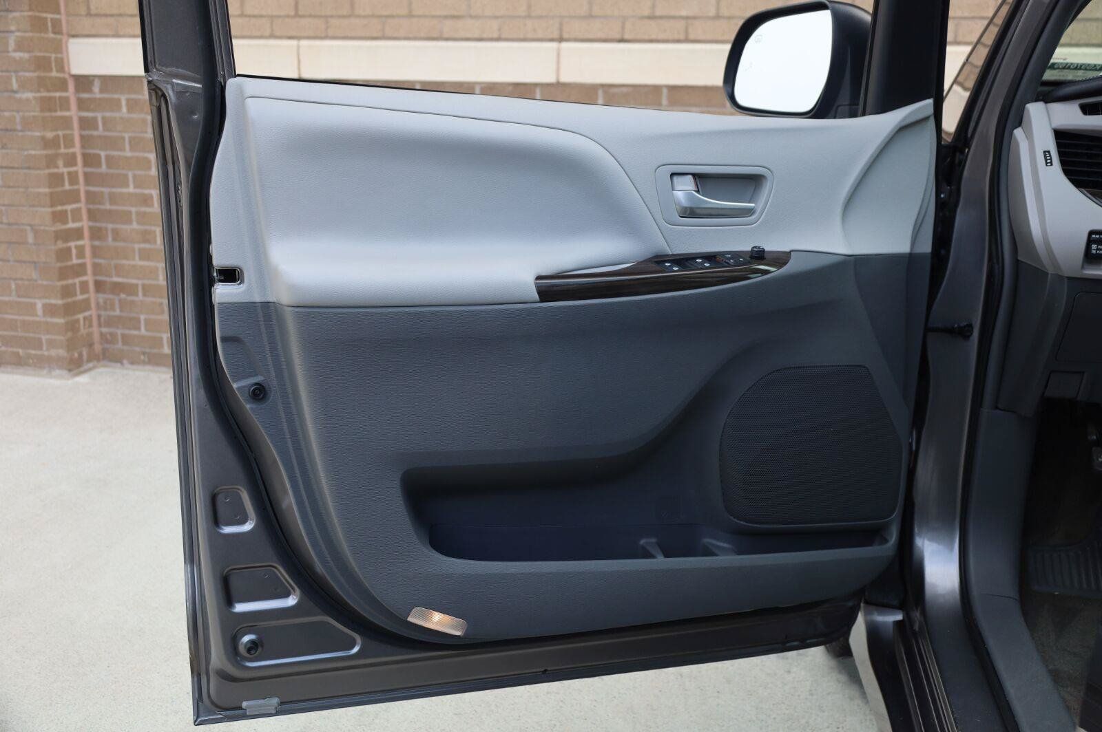 Used 2019 Toyota Sienna XLE Premium FWD image 12