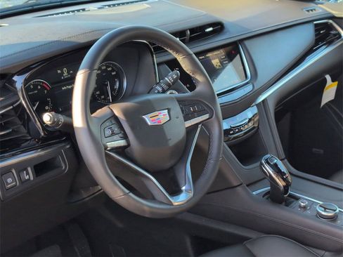 Used 2025 Cadillac XT6 Luxury image 8