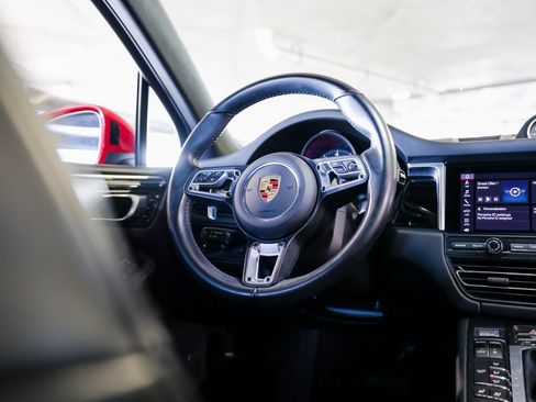 Certified 2021 Porsche Macan image 25