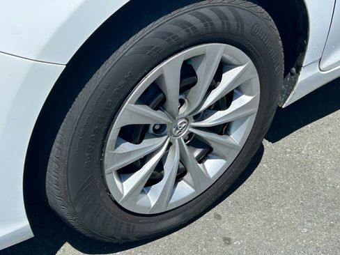 Used 2016 Toyota Camry LE FWD image 3