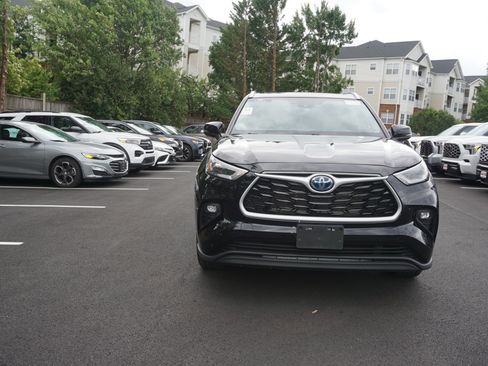 Used 2022 Toyota Highlander XLE AWD/4WD image 2