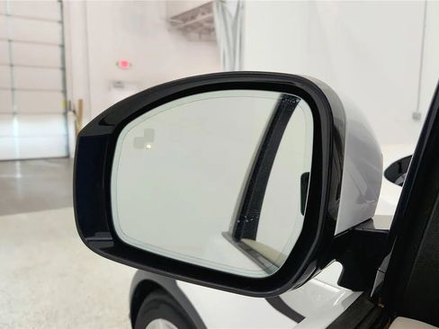 Used 2020 Land Rover Discovery HSE image 29