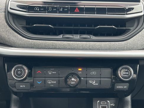 Used 2024 Jeep Compass Latitude image 6