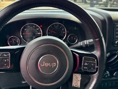 Used 2015 Jeep Wrangler Unlimited Sahara image 8