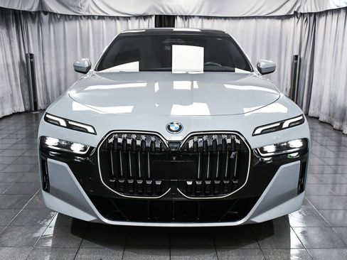 Used 2024 BMW i7 xDrive60 image 2