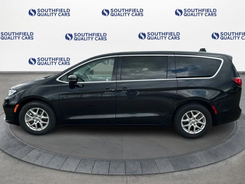 Used 2023 Chrysler Pacifica Touring-L FWD image 3