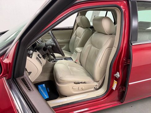 Used 2011 Cadillac DTS Luxury FWD image 18