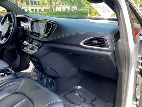 Used 2023 Chrysler Pacifica Touring-L w/ S Appearance Package FWD image 17