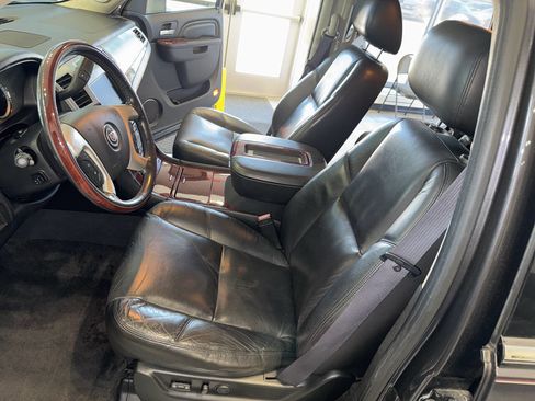 Used 2011 Cadillac Escalade Luxury image 24