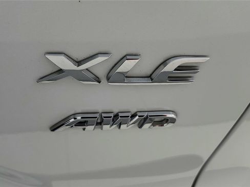 Used 2023 Toyota Corolla Cross XLE w/ Convenience Package image 14