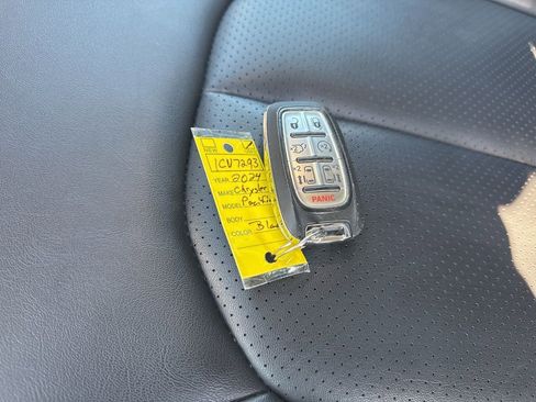 Used 2024 Chrysler Pacifica Select image 38