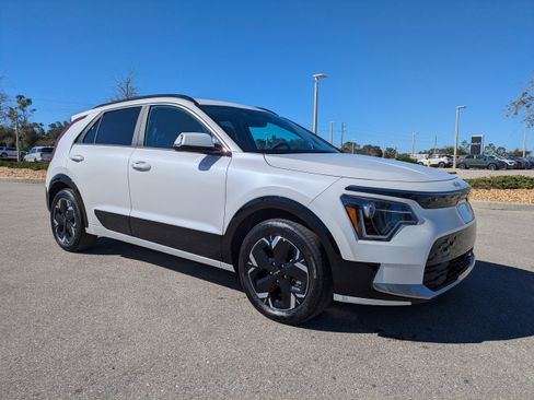 Certified 2025 Kia Niro Wind image 2