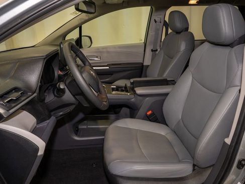 Used 2023 Toyota Sienna XLE image 12