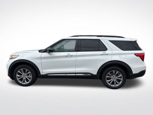 Used 2023 Ford Explorer XLT w/ Equipment Group 202A AWD/4WD image 3