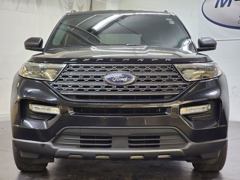 Used 2021 Ford Explorer XLT w/ XLT Sport Appearance Package AWD/4WD image 12