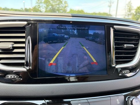 Used 2017 Chrysler Pacifica Touring-L FWD image 11