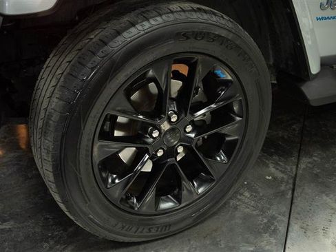 Used 2023 Jeep Wrangler Unlimited Sahara w/ Cold Weather Group image 4