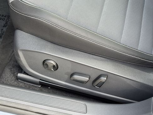 Used 2025 Volkswagen Jetta SE w/ Sunroof Package FWD image 17