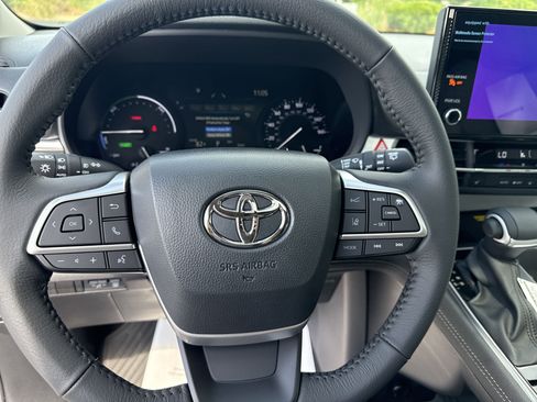 New 2025 Toyota Sienna XLE image 18
