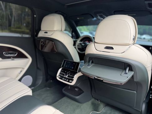 Certified 2024 Bentley Bentayga Extended Wheelbase AWD/4WD image 33